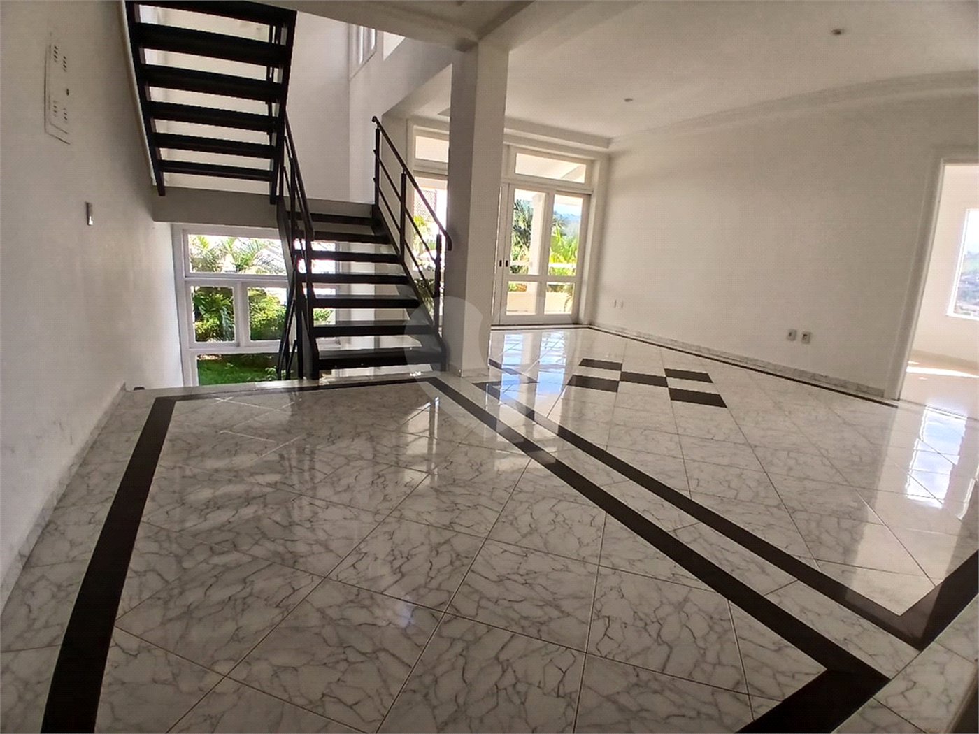 Casa à venda com 4 quartos, sendo 2 suítes, no condomínio Flamboyant, Atibaia - SP