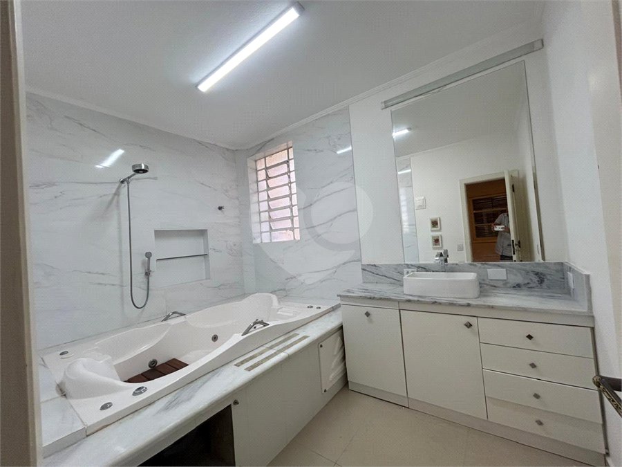 Sobrado à venda ou para alugar com 4 quartos, sendo 1 suíte, em Santo Amaro, São Paulo, SP