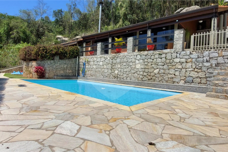 Casa à venda com 3 quartos, sendo 2 suítes, no condomínio Alpes de Caieiras, Caieiras - SP