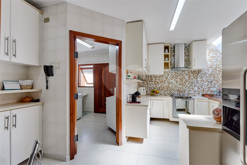 Casa à venda com 3 quartos, sendo 2 suítes, no condomínio Granja do Morumbi, São Paulo - SP