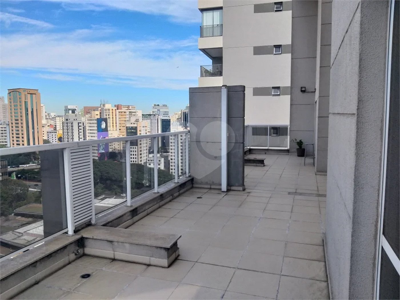 Conjunto comercial duplex à venda na Aclimação. Andar inteiro, puro charme!