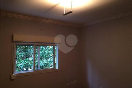 Casa à venda com 4 quartos, sendo 2 suítes, no condomínio Residencial Morumbi, São Paulo - SP