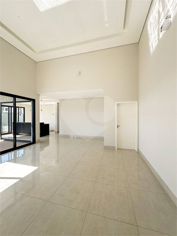 Casa à venda com 3 quartos, sendo 1 suíte, no condomínio Residencial Mont'alcino, Valinhos - SP