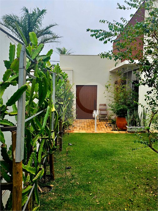 Casa á venda no condomínio Damha I
