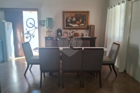 Casa à venda com 5 quartos, sendo 1 suíte, no condomínio Village da Serra, Araçoiaba da Serra - SP