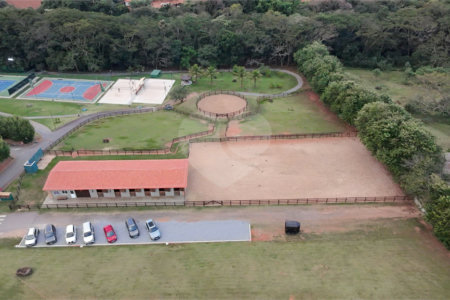 Casa à venda ou para alugar com 5 quartos, sendo 3 suítes, no condomínio Figueira Garden, Atibaia - SP