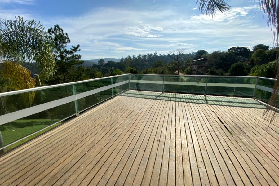 Casa à venda com 5 quartos, sendo 4 suítes, no condomínio Vilarejo Estoril, Mairiporã - SP