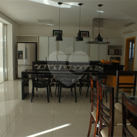 Casa à venda com 4 suítes no condomínio Figueira Gardn, Atibaia - SP