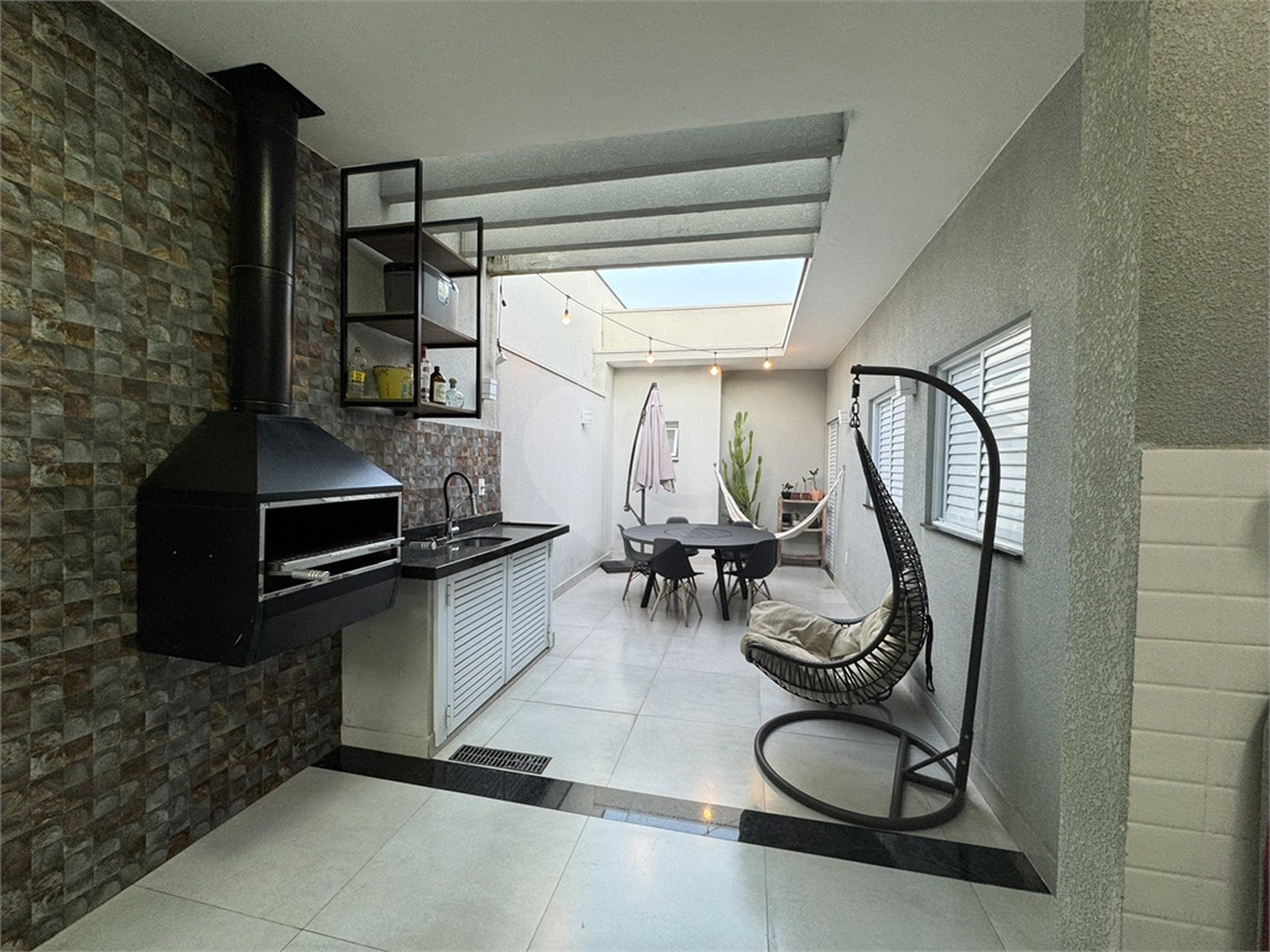 Casa à venda com 3 quartos, sendo 1 suíte, no condomínio Jardim Guarujá, Salto - SP