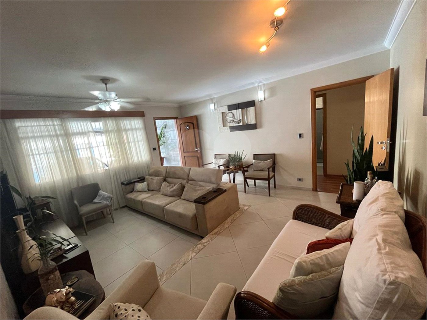 Casa à venda com 3 quartos, sendo 1 suíte,  em Jardim Casablanca, São Paulo, SP