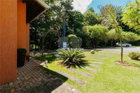 Casa à venda com 5 quartos, sendo 4 suítes, no condomínio Figueira Garden, Atibaia - SP
