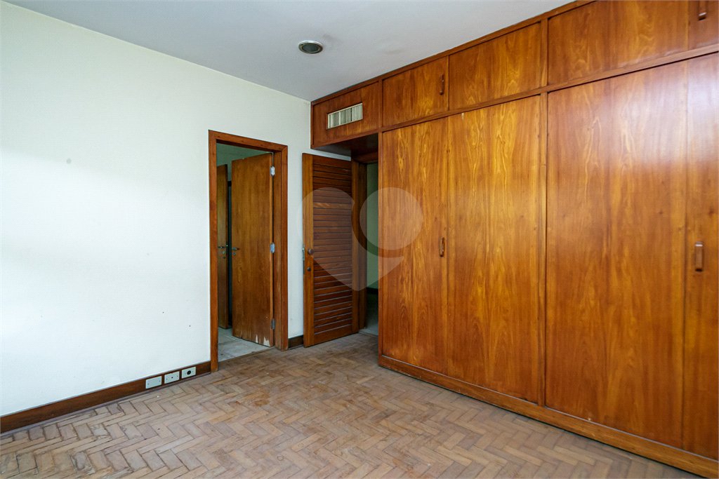 Casa à venda com 5 quartos, sendo 3 suítes, no condomínio Chácara Flora, São Paulo - SP