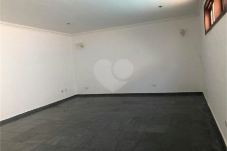Casa à venda com 4 suítes no condomínio Vila das Emboabas, São Paulo - SP
