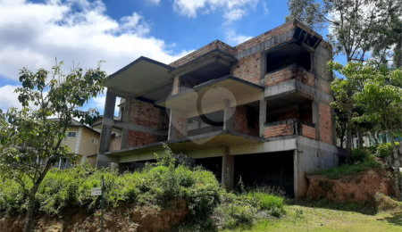 Sobrado à venda com 4 suítes em Roseira, Mairiporã, SP