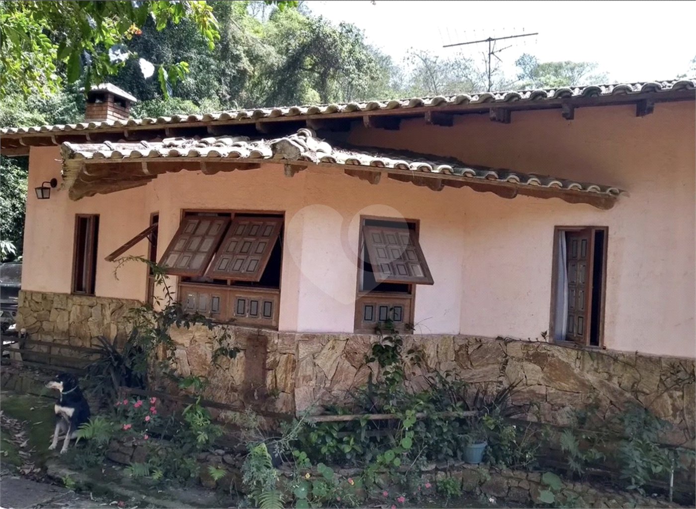 Casa à venda com 4 quartos, sendo 1 suíte, no condomínio Quinta da Cachoeira, Embu das Artes - SP