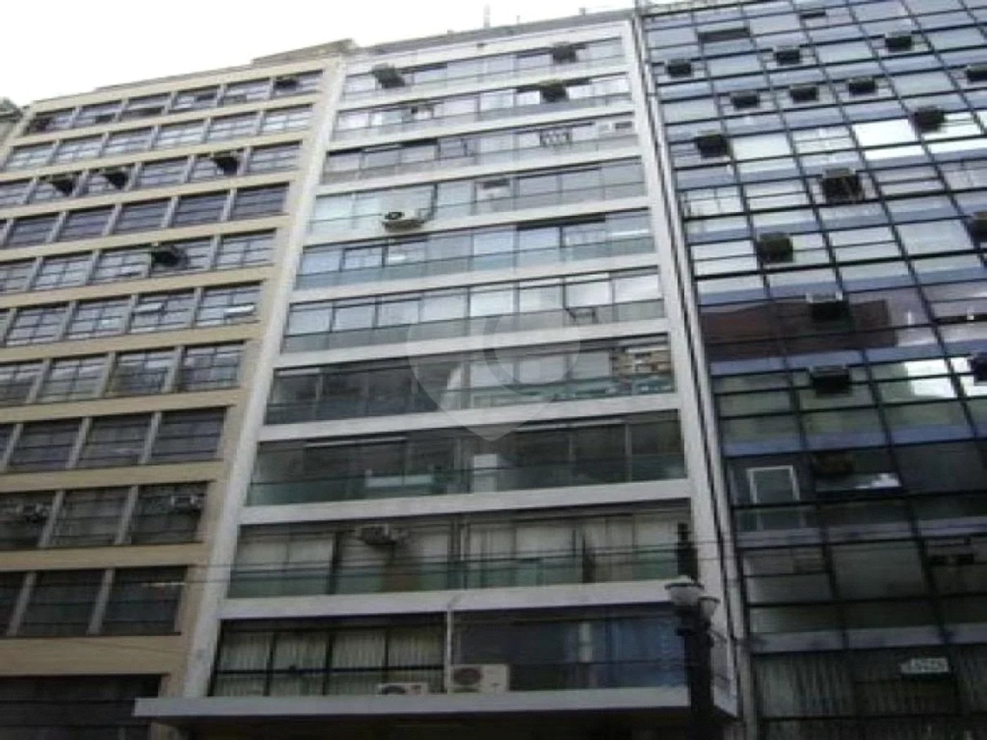 Ótima sala para escritório com 37 m², possui 2 ambientes.