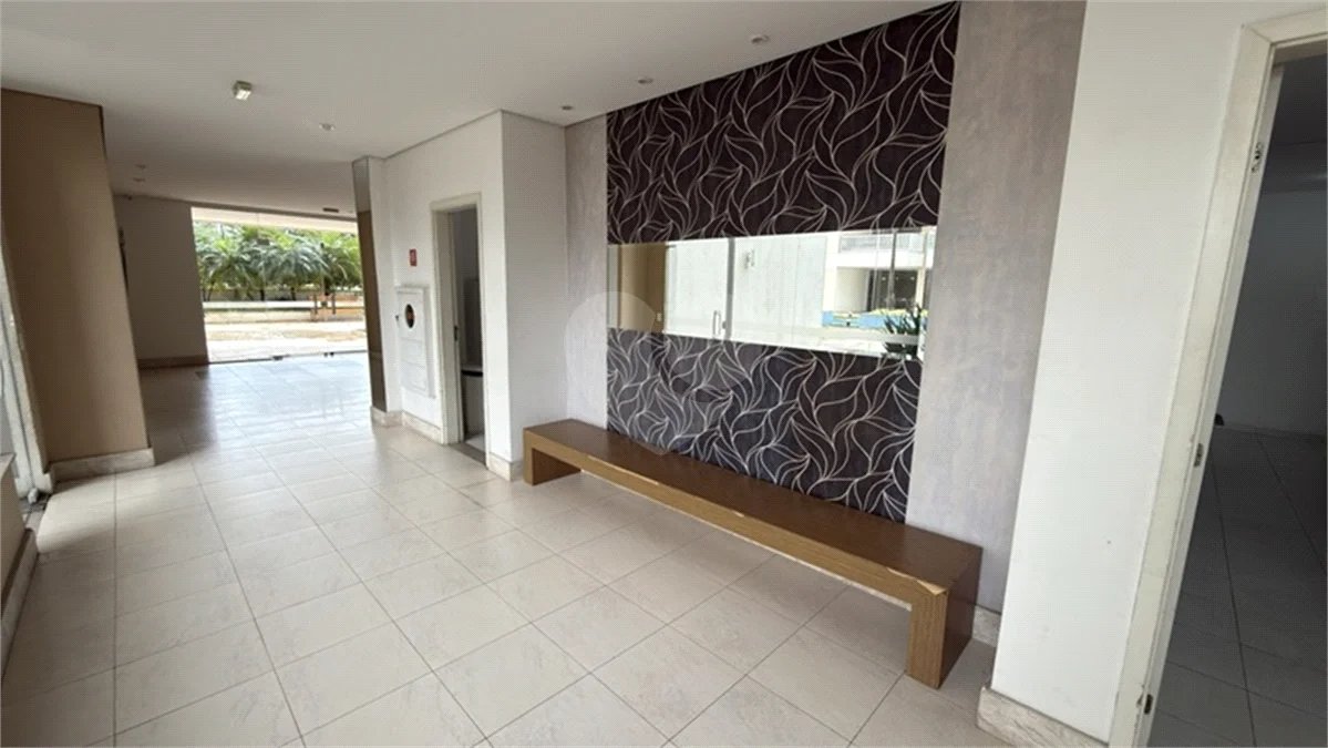 Apartamento de 155 m² com 4 dormitórios, varanda e 2 vagas de garagem. Condomínio com piscinas adulto, infantil e aquecida, lazer e portaria 24 horas.