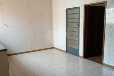 Casa térrea e espaçosa no centro da cidade por apenas R$370.000,00!!! Vamos agendar uma visita?