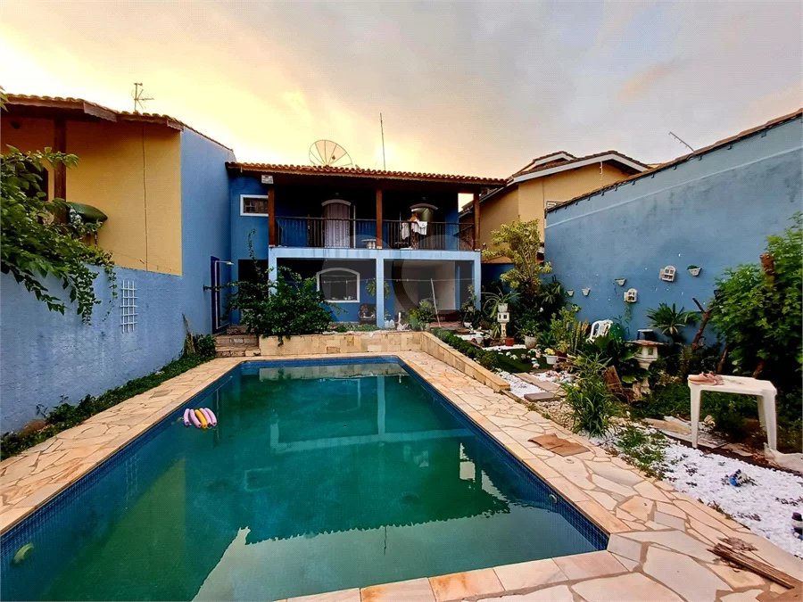Casa à venda em Atibaia com 5 dormitórios (1 suíte), piscina e área gourmet, 2 vagas garagem, avalia permuta e financiamento