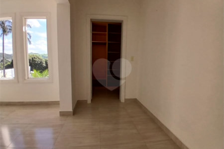 Casa à venda com 4 quartos, sendo 2 suítes, no condomínio Flamboyant, Atibaia - SP