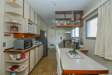 Apartamento à venda com 4 quartos, sendo 1 suíte, em Moema, São Paulo, SP