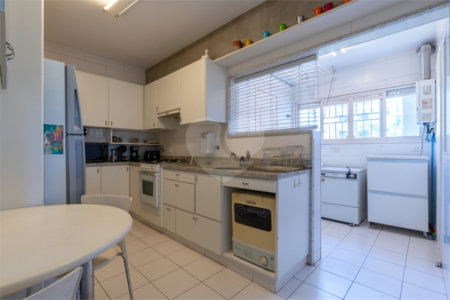 Apartamento à venda com 3 quartos, sendo 1 suíte, em Moema, São Paulo, SP