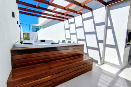 Casa à venda com 2 quartos, sendo 1 suíte,  em Guriri, Cabo Frio, RJ
