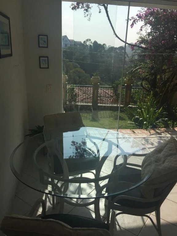 Casa à venda com 5 quartos, sendo 4 suítes, no condomínio Jardim Vitória Régia, São Paulo - SP
