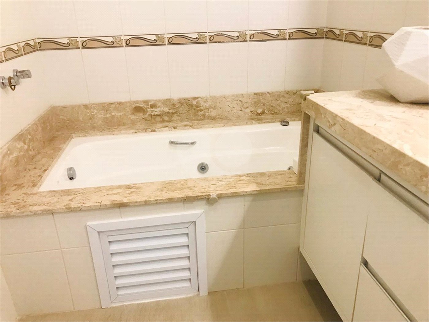 Casa à venda com 3 quartos, sendo 1 suíte, no condomínio Residencial Patrimônio do Carmo, São Roque - SP