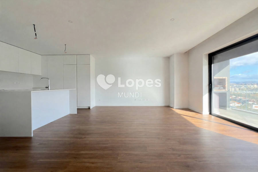 Apartamento T3 à venda em Águas Santas, Maia, Portugal – Varanda e garagem