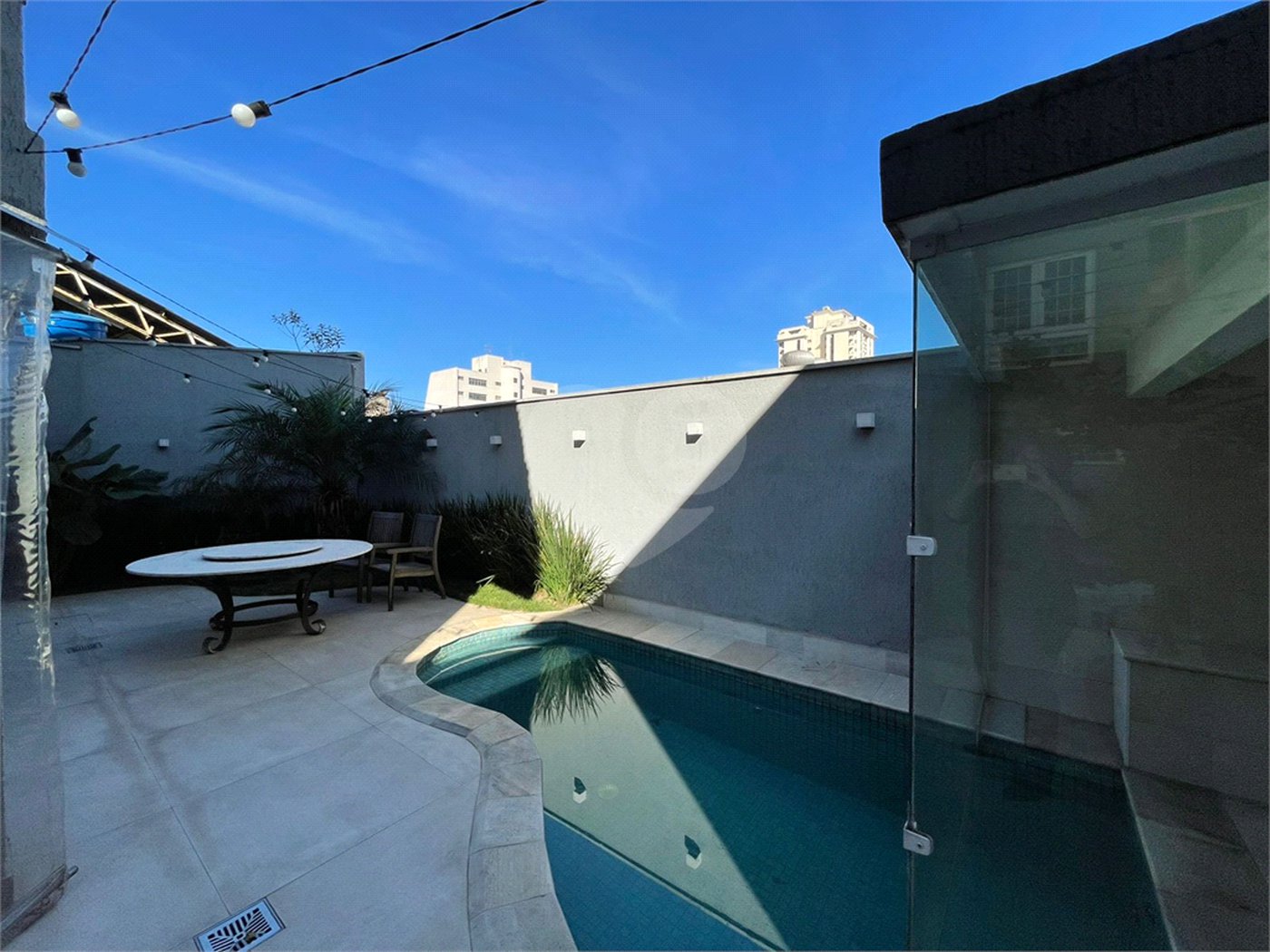 Casa à venda com 4 suítes no condomínio Fechado, São Paulo - SP