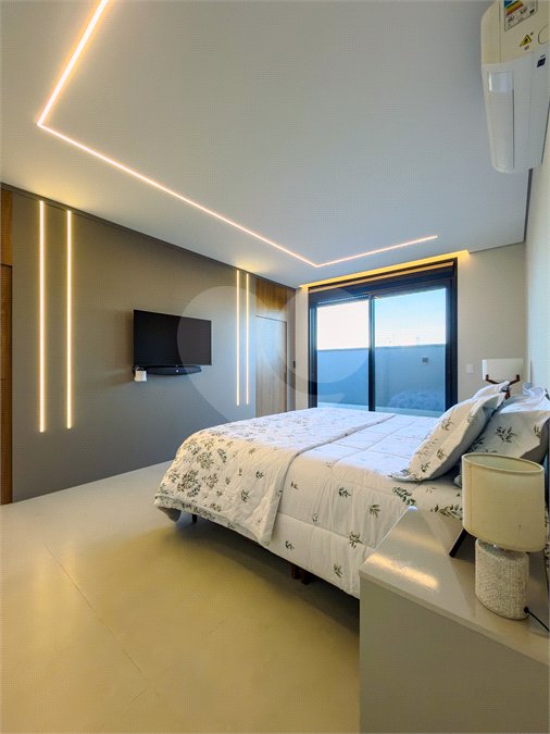 Indaiatuba - Quintas da Terracota - 1252 m² de terreno - casa térrea com 514 m² de área construída -3 vagas de garagem cobertas e 3 descobertas Lavabo - Sala de estar e jantar amplas e integradas - Escritório privativo - Cozinha toda equipada com geladeira, forno, micro-ondas, lava-louças,