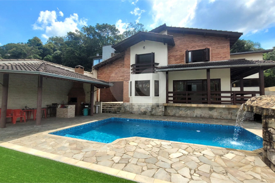 Casa à venda com 5 quartos, sendo 3 suítes, no condomínio Alpes da Cantareira, Mairiporã - SP