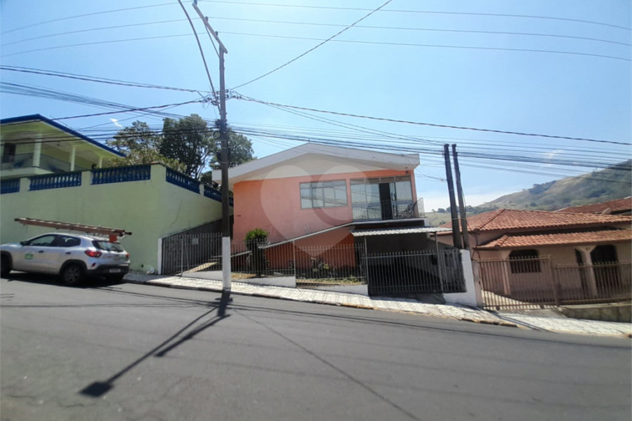 Casa à venda com 3 quartos, sendo 1 suíte, no Centro, Serra Negra, SP
