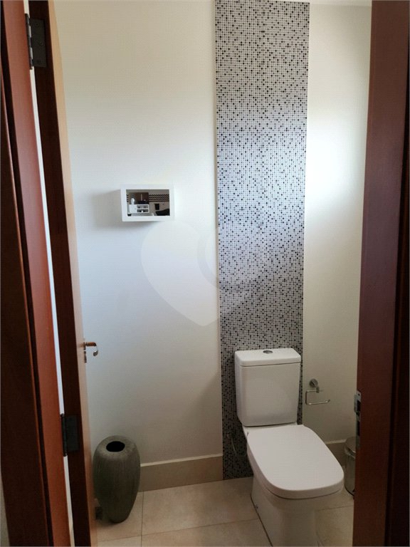 Casa à venda com 4 quartos, sendo 3 suítes, no condomínio Terras de Mont Serrat, Salto - SP