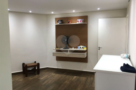 Sobrado à venda com 3 quartos, sendo 1 suíte,  em Vila Constança, São Paulo, SP