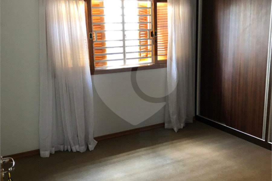 Casa à venda com 3 quartos, sendo 1 suíte,  no condomínio Residencial Vila Irmãos Arnoni, São Paulo - SP