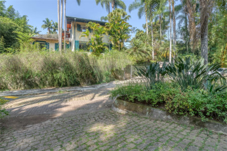 Casa à venda com 6 quartos, sendo 2 suítes, no condomínio Chácara Flora, São Paulo - SP