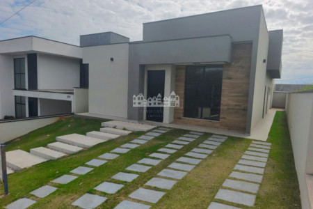 Casa térrea à venda com 4 quartos, sendo 2 suítes, no condomínio Alto da Floresta, Bom Jesus dos Perdões - SP