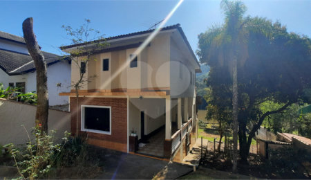 Casa à venda com 3 quartos, sendo 2 suítes,  no condomínio Sausalito, Mairiporã - SP