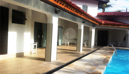 Casa à venda com 8 quartos, sendo 6 suítes,  no condomínio Acapulco, Guarujá - SP