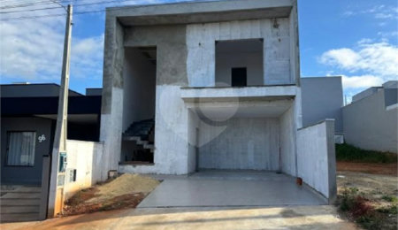 Casa à venda com 3 quartos, sendo 1 suíte,  no condomínio Residencial Marina, Itapetininga - SP