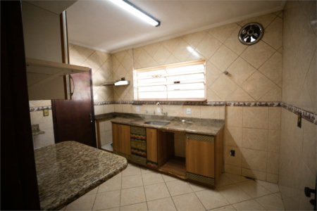 Casa com 4 Dormitórios e área de lazer com piscina