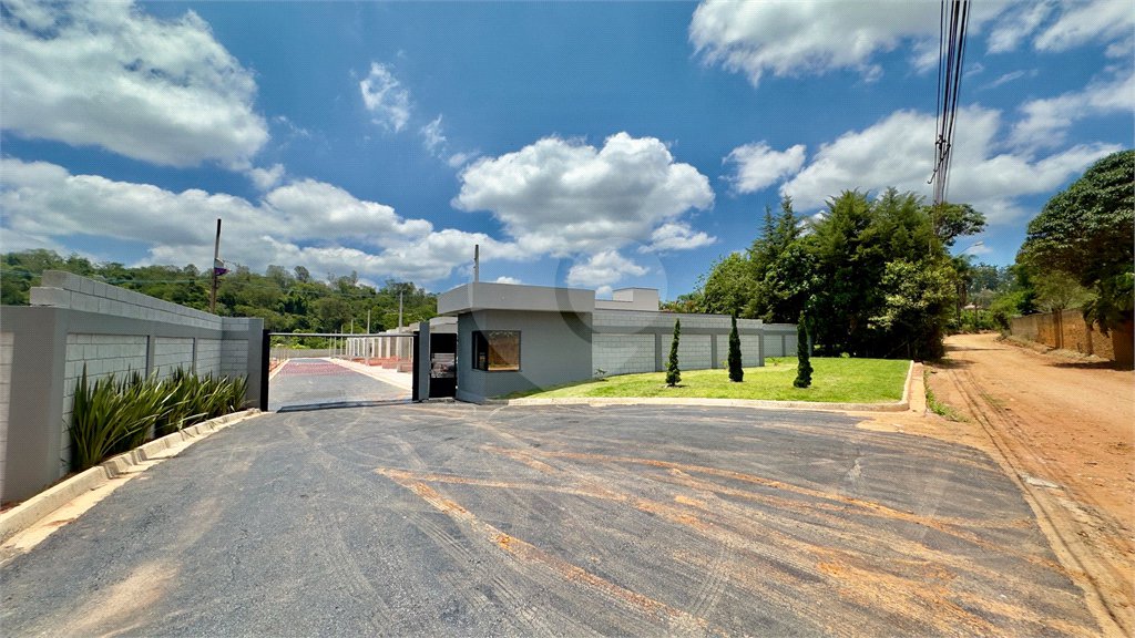 Casa à venda com 3 quartos, sendo 1 suíte, no condomínio Brasil, Atibaia - SP