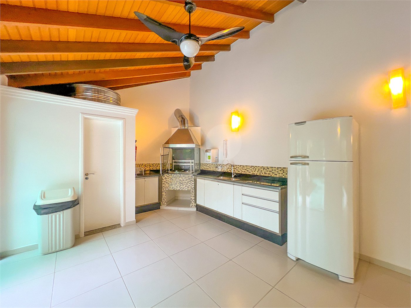 Casa à venda com 4 quartos, sendo 2 suítes,  no condomínio Floradas da Serra, São Paulo - SP