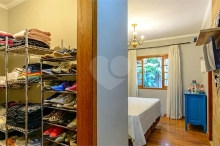 Casa à venda com 4 quartos, sendo 2 suítes,  em Granja Viana, Cotia, SP