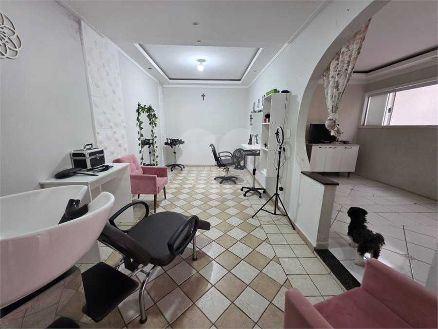 Casa térrea à venda no Douradinho com 2 quartos e edícula com mais dois quartos e 2 banheiros.