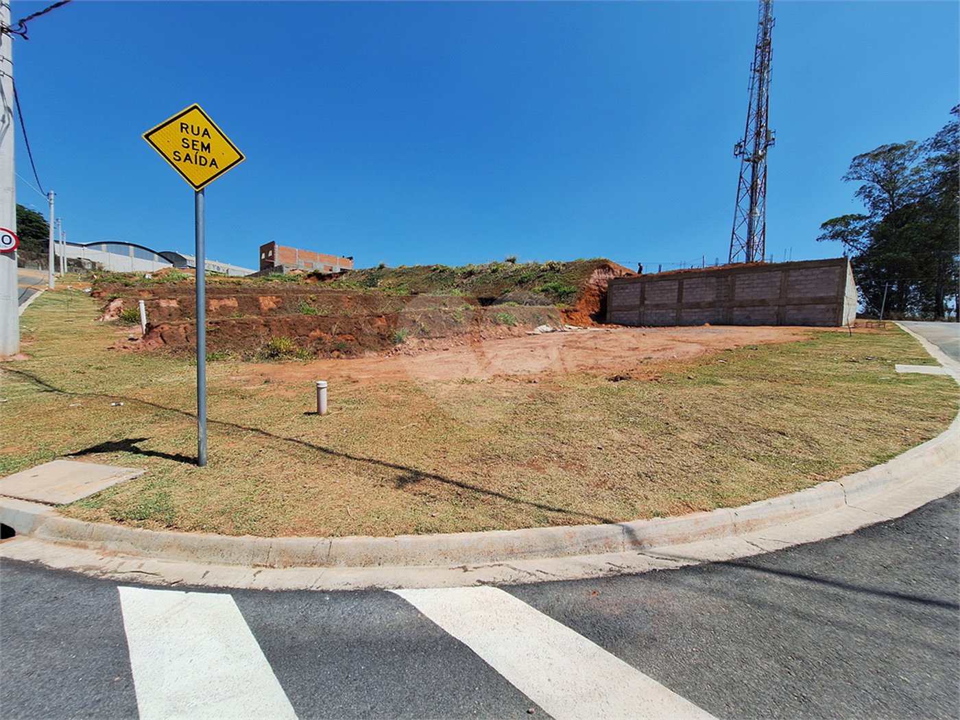 Terreno à venda com 1 suíte no condomínio Comercial Independência, Vinhedo - SP