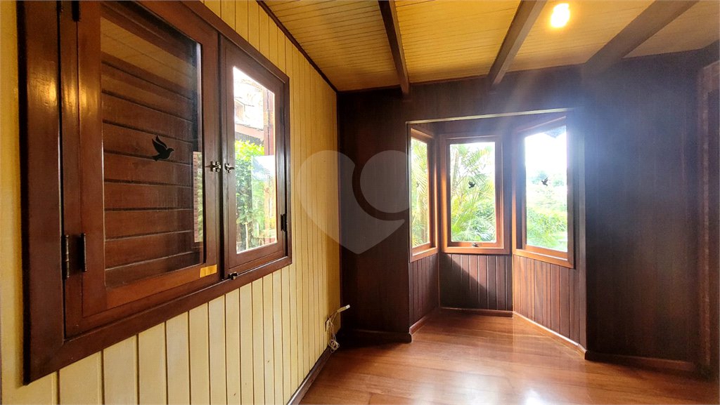 Casa à venda ou para alugar com 3 quartos, sendo 1 suíte, no condomínio Associação Reserva das Hortênsias, Mairiporã - SP