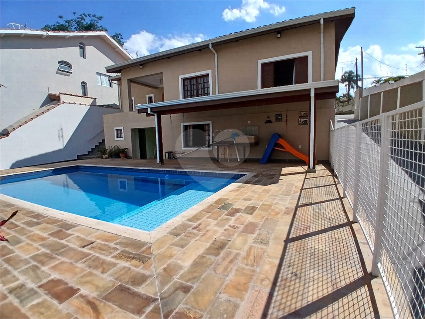 Casa à venda com 5 quartos, sendo 3 suítes, em Vila Santista, Atibaia, SP